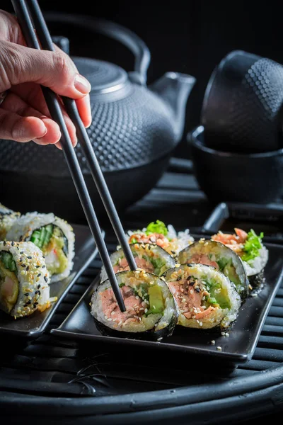 Probierende Sushi Mischung Mit Sojasauce Auf Dunklem Tisch — Stockfoto