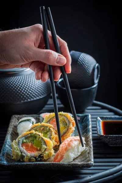 Verkostung Sushi Set Mit Garnelen Und Reis Auf Dunklem Tisch — Stockfoto
