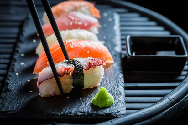 Nahaufnahme Der Verkostung Von Nigiri Sushi Mit Reis Und Garnelen — Stockfoto