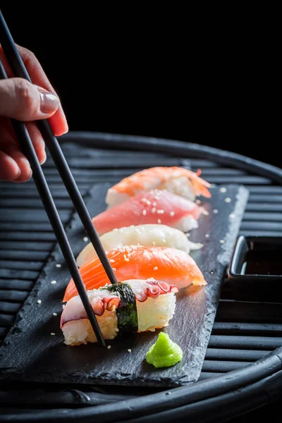 Verkostung Von Nigiri Sushi Mit Reis Und Garnelen Auf Dunklem — Stockfoto