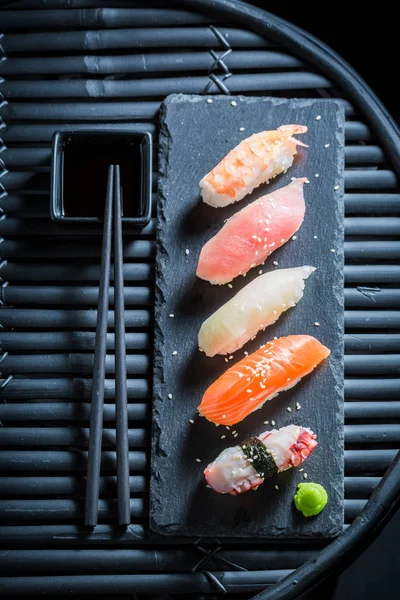 Blick Von Oben Auf Nigiri Sushi Aus Lachs Und Reis — Stockfoto