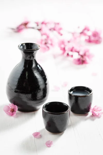 Ongefilterde Sake Met Bloemen Van Bloeiende Kers — Stockfoto