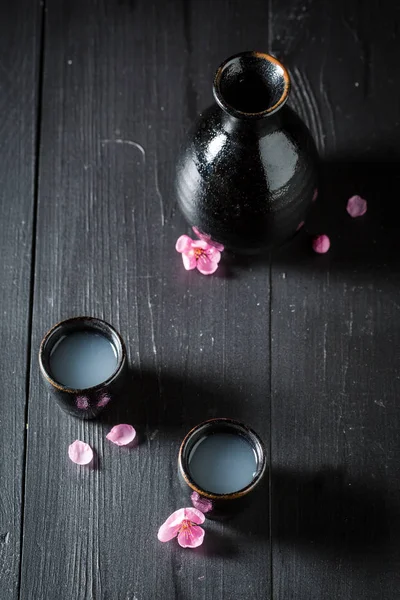 黑色桌子上黑色陶瓷的清酒的顶视图 — 图库照片