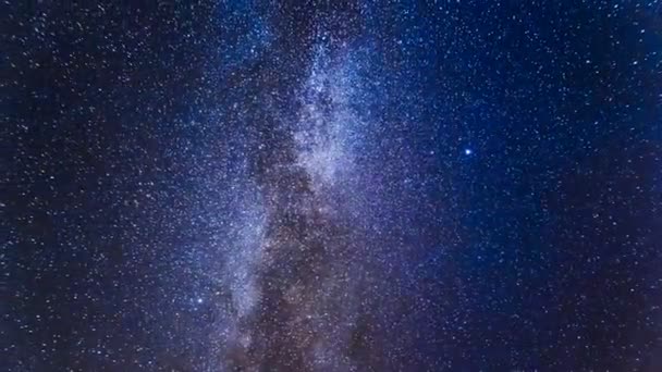 タイムラプス 夜に暗い空で天の川を移動 — ストック動画