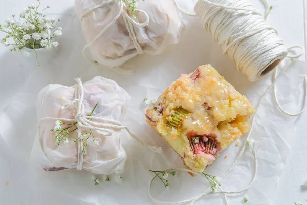 Närbild Rustika Yoghurt Paj Med Crumble Och Färska Frukter — Stockfoto