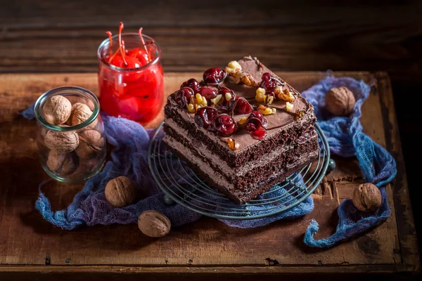 Крупный План Шоколадного Торта Орехами Вишней — стоковое фото