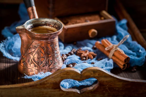 Nahaufnahme Von Aromatischem Kaffee Alter Mühle Und Kanne Gekochtem Kaffee — Stockfoto