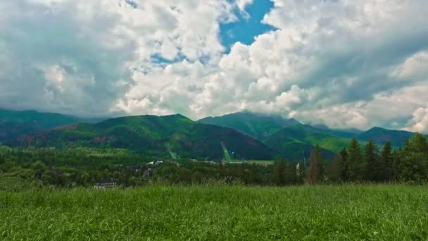 マウント ギエヴォントザコパネと夏曇りの日ザコパネ ポーランドのスキー ジャンプ — ストック動画