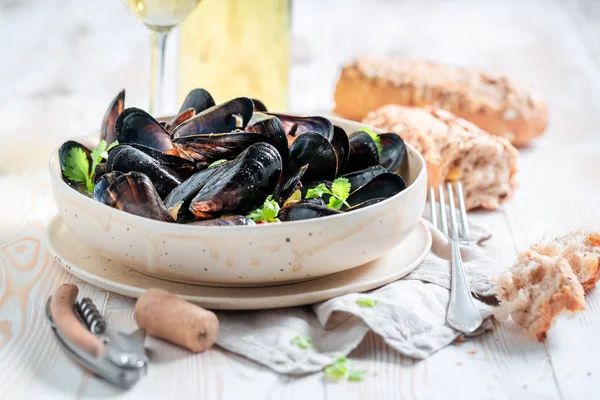 Lekker Mosselen Geserveerd Met Heerlijke Volkoren Brood — Stockfoto