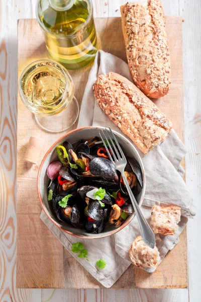 Delicious Mussels Served Tasty Wholemeal Bread — Stock Photo, Image