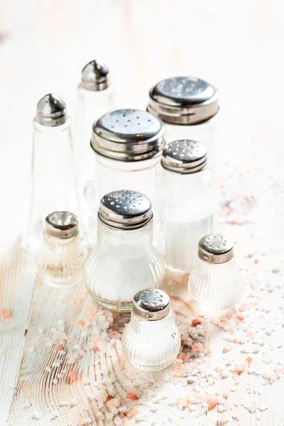 Sel Iodé Dans Une Salière Sur Une Table Blanche — Photo