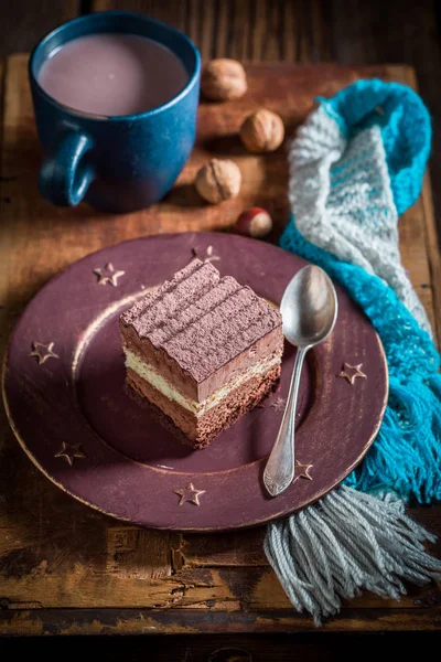 Rustykalny Tort Czekoladowy Zimie Drewnianym Stole — Zdjęcie stockowe