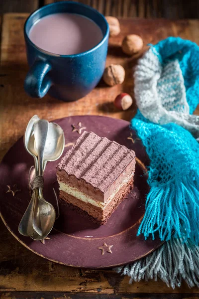 Chocoladetaart Met Warme Chocolademelk Winter Houten Tafel — Stockfoto