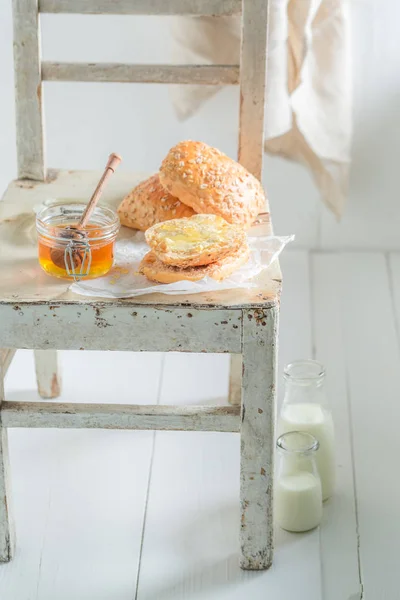 Pan Miel Con Leche Por Mañana Silla Blanca — Foto de Stock