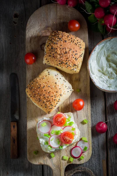 Oversikt Sandwich Med Reddik Smøreost Tomater – stockfoto
