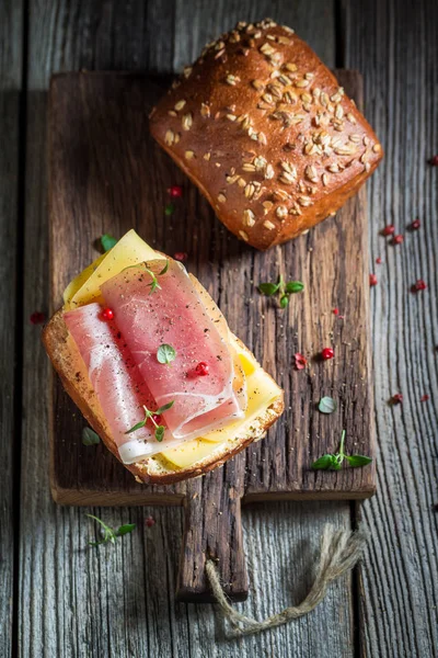 Bovenaanzicht Van Broodje Met Ham Kaas Voor Het Ontbijt — Stockfoto