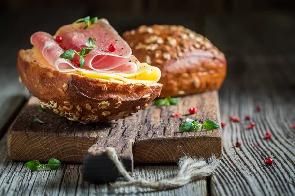 Close Van Lekkere Broodje Met Ham Kaas Voor Het Ontbijt — Stockfoto