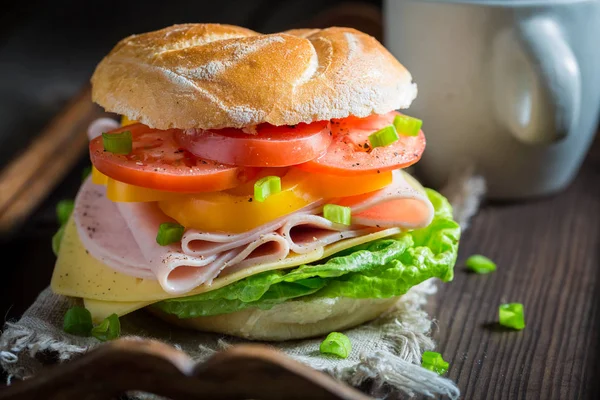 木製のテーブルに新鮮な食材とおいしいサンドイッチ — ストック写真