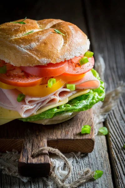 トマト チーズ ハムと大きなサンドイッチのクローズ アップ — ストック写真