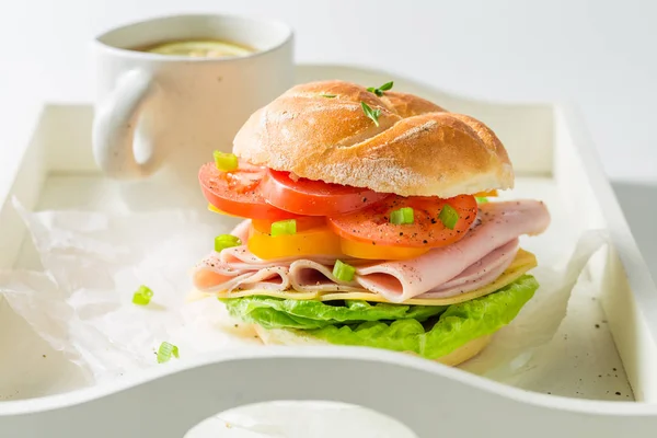チーズ 白いテーブルに紅茶とおいしいサンドイッチ — ストック写真