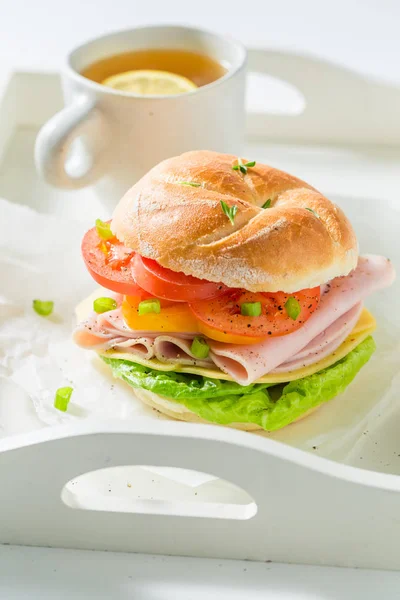 Sandwich Met Tomaten Cheesem Ham Thee Witte Tafel — Stockfoto