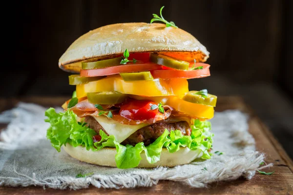 ベーコン トマトと牛肉のハンバーガーのクローズ アップ — ストック写真