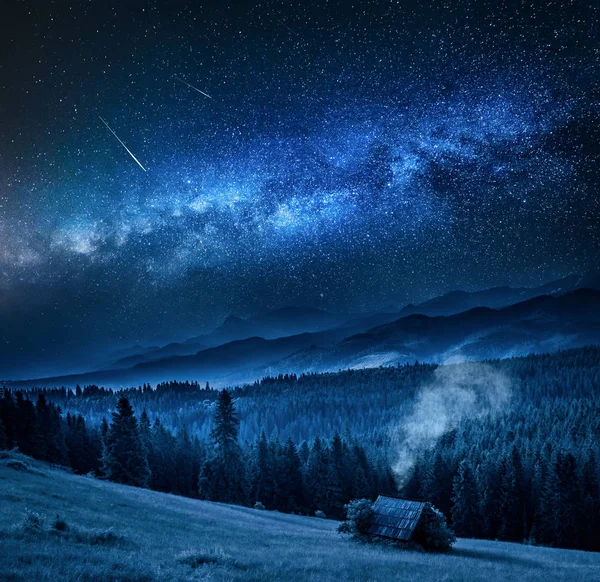 Γαλαξίας Επάνω Από Εξοχικό Σπίτι Στα Βουνά Τάτρα Πολωνία Βράδυ — Φωτογραφία Αρχείου