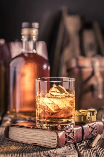 氷とゴールデン ボトル ウイスキーのガラス — ストック写真