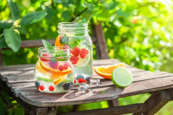 Yaz Aylarında Ile Meyve Karışımı Ile Sağlıklı Limonata — Stok fotoğraf