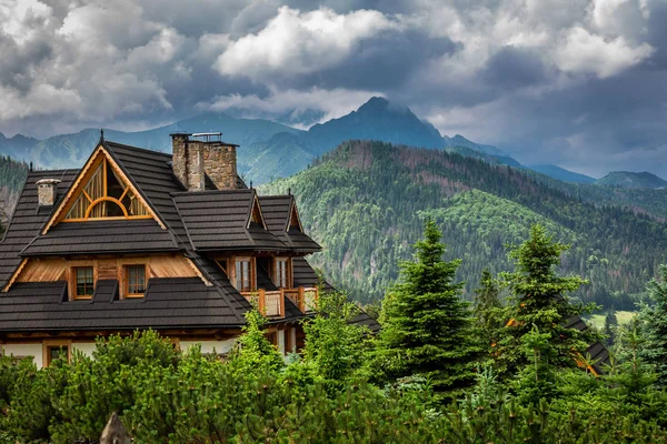 Casa Campo Madeira Nuvens Sobre Montanhas Tatra Polônia — Fotografia de Stock