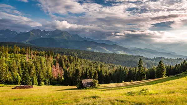 Casa Campo Valle Verde Atardecer Las Montañas Tatra Polonia — Foto de Stock