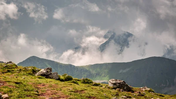 从波兰卡斯古瑞 维奇可以看到山间的山峰 — 图库照片