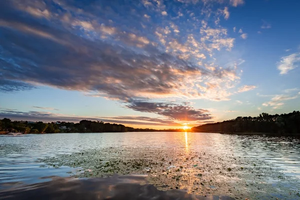 Erstaunliche Abenddämmerung See Mit Dynamischen Wolken Sommer — Stockfoto