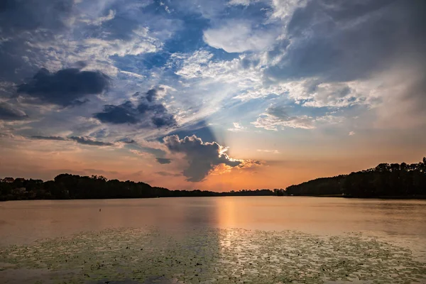 Prachtige Zonsondergang Aan Het Meer Van Zomer Met Dynamische Wolken — Stockfoto