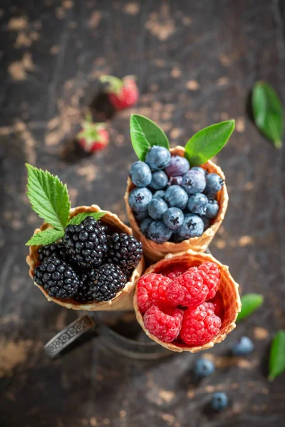 Frische Beerenfrüchte Waffeln Als Eis Konzept — Stockfoto