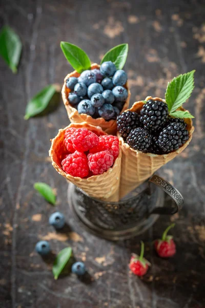 Verse Bessen Wafels Als Zelfgemaakt Ijs — Stockfoto