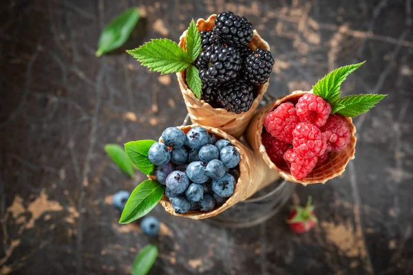 Leckere Beerenfrüchte Waffeln Als Eis Konzept — Stockfoto