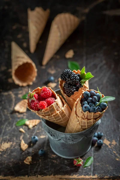 Yapımı Dondurma Olarak Waffel Taze Berry Meyve — Stok fotoğraf