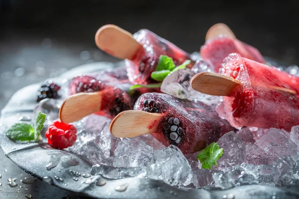 在冷冰上用浆果自制冰淇淋 — 图库照片