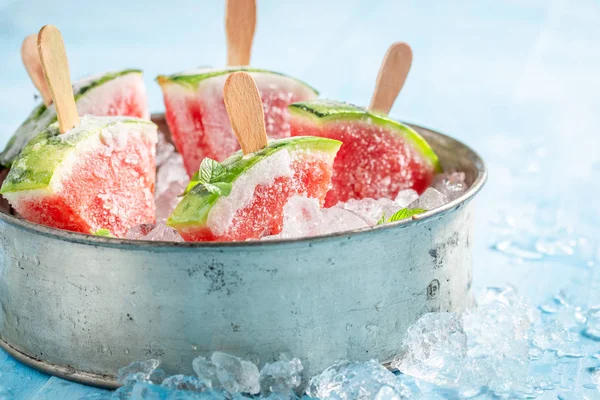 冰凉冰上的多汁西瓜冰淇淋 — 图库照片