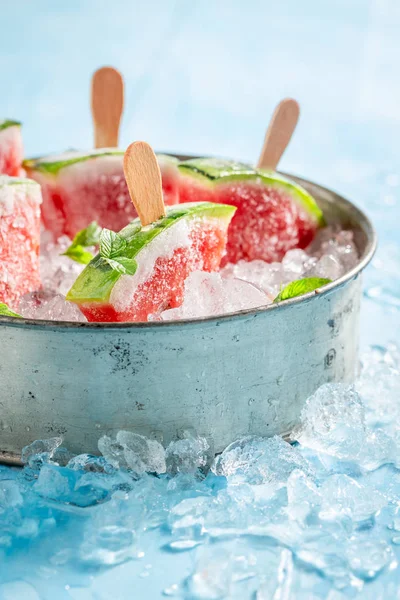 在冰凉的冰上用西瓜做的美味冰淇淋 — 图库照片
