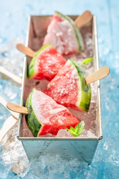冰凉冰上的新鲜西瓜冰淇淋 — 图库照片