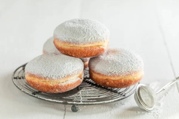 Сладкие Коричневые Пончики Сахарной Пудрой — стоковое фото