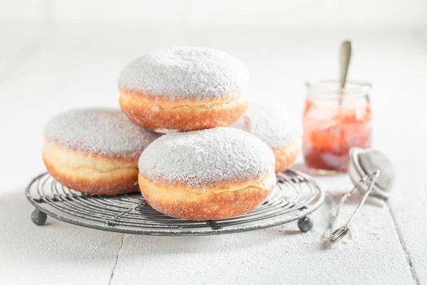 Süße Und Braune Donuts Mit Weißem Zuckerguss — Stockfoto