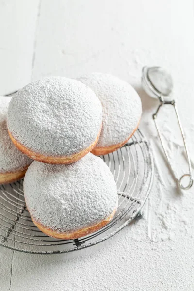 Сладкие Свежие Пончики Сахарной Пудрой — стоковое фото