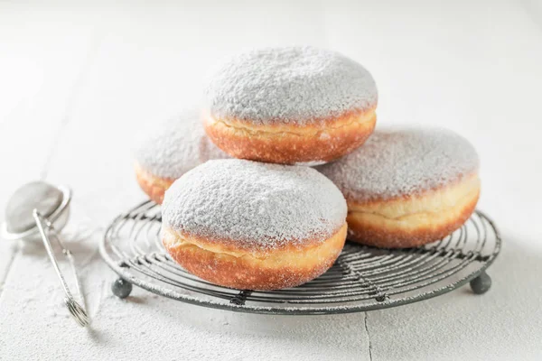 Νόστιμο Και Γλυκό Donuts Λευκό Γλάσο — Φωτογραφία Αρχείου