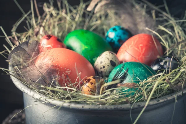 Closeup Χρώμα Αυγά Για Πάσχα Στο Σανό — Φωτογραφία Αρχείου