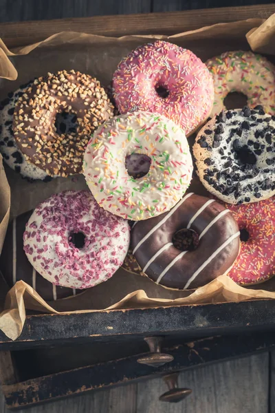 Donuts Doces Saborosos Velhas Caixas Madeira — Fotografia de Stock