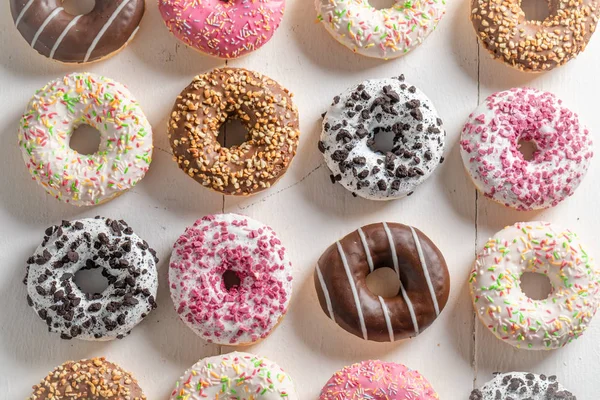 Zelfgemaakte Lekkere Donuts Met Kleurrijke Decoraties — Stockfoto