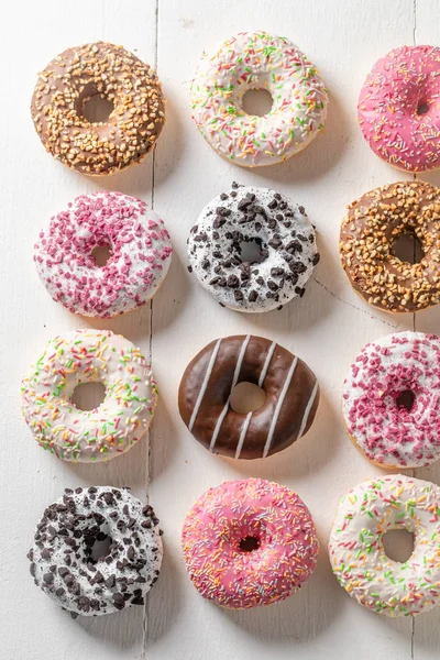 Deliciosos Doces Donuts Com Decorações Coloridas — Fotografia de Stock